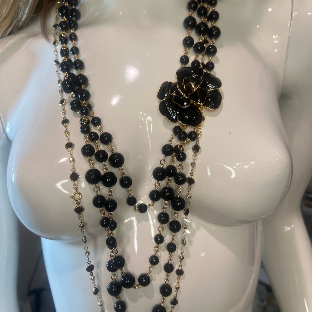 Chic Black and Gold Floral Camellia Black Pearl Necklace